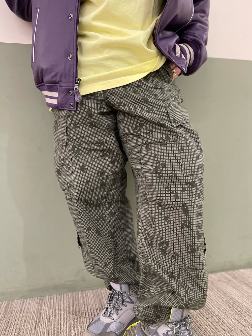 その他のカーゴパンツ、その他のTシャツ/カットソー、パープル系のスタジャンを着用したレディースの夏コーディネートの3枚目の写真