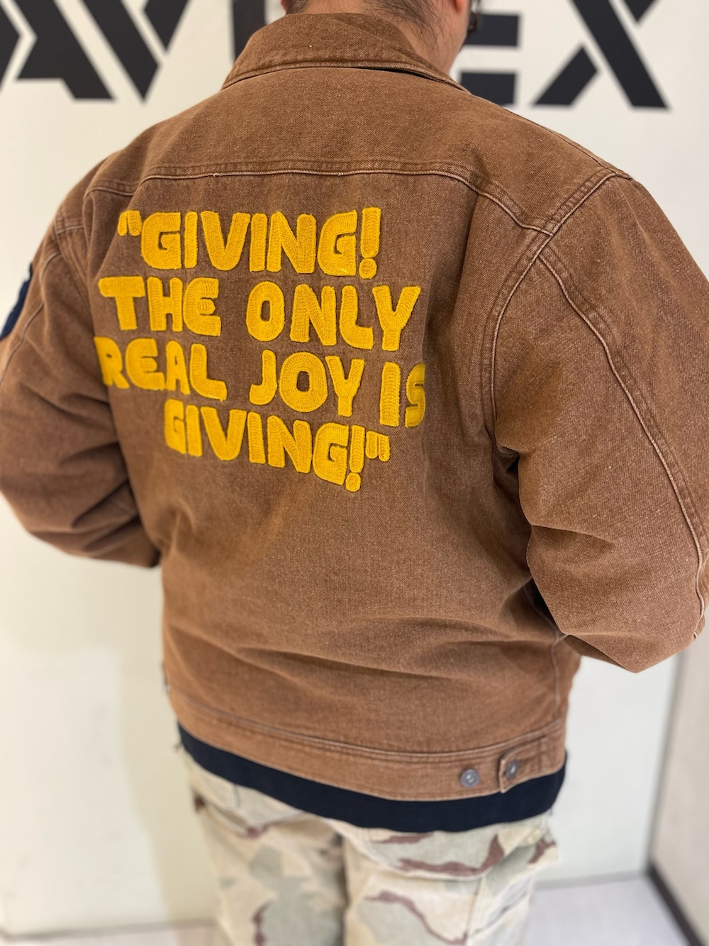 ベージュ系のその他パンツ、ブラック系のTシャツ/カットソー、ブラウン系のデニムジャケットを着用したレディースの秋コーディネートの4枚目の写真