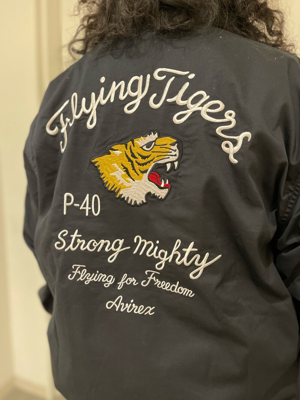 ブラック系のその他パンツ、ブラック系のシャツ/ブラウス、ブラック系のキャップを着用したレディースの夏コーディネートの5枚目の写真