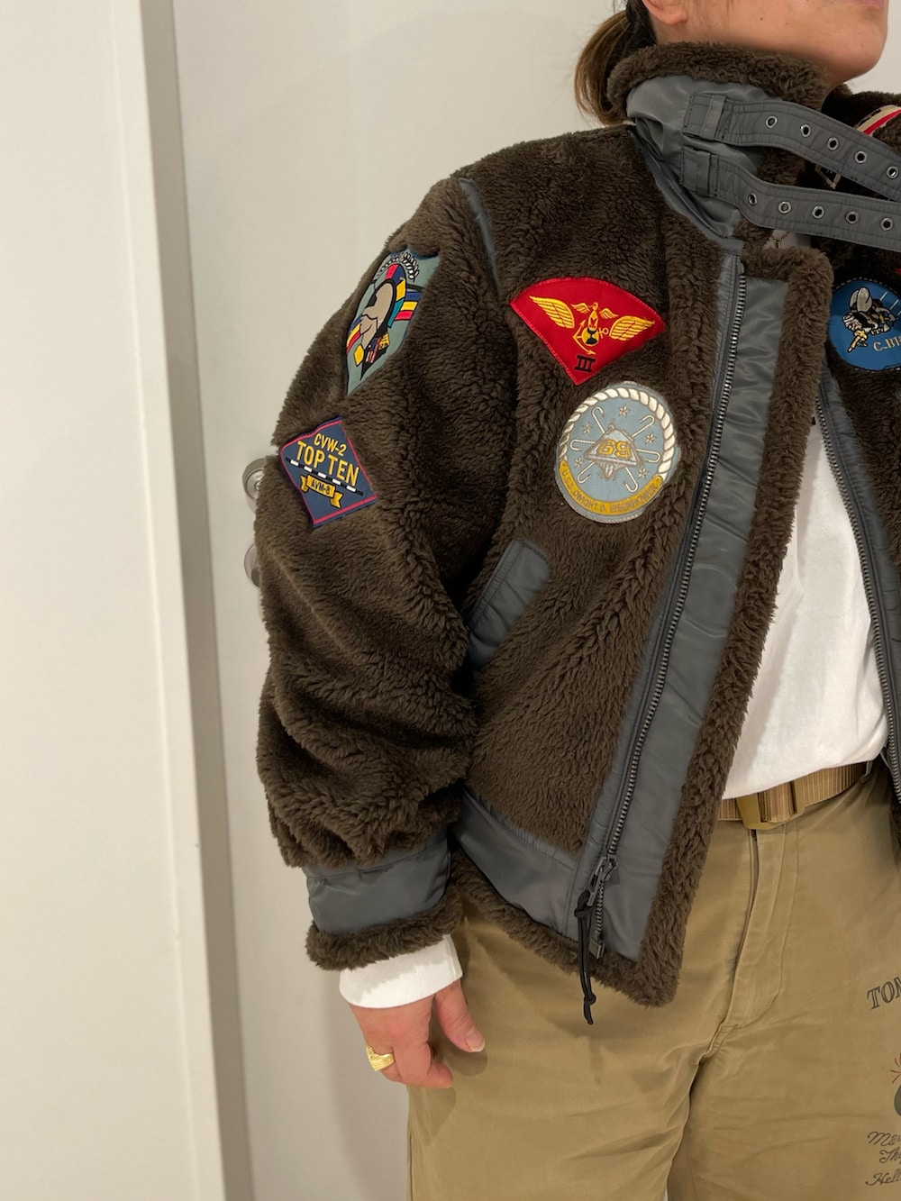 「アメカジ、チノパン、AVIREX、冬コーデ、ボアジャケット、カジュアルコーデ、ブラウンコーデ、TOPGUN、B-3、ボアブルゾン」｜「AVIREXのチノパンツ トムキャッター / CHINOS PANTS TOMCATTER（その他パンツ、グリーン系）」を使った、misiaさん（レディース・165cm）の秋コーディネートの2枚目の写真