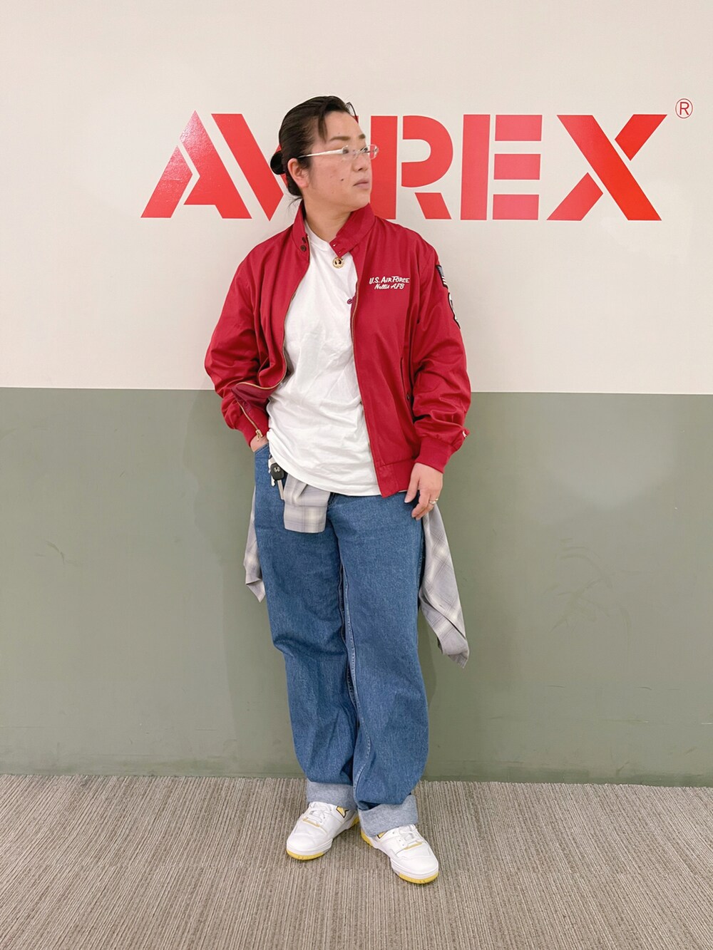 「ミリタリー、カジュアル、チェックシャツ、アメカジ、New Balance、レッド、AVIREX、ミリタリージャケット、休日コーデ、ペインターデニム」｜「AVIREXの《REBUILD COLLECTION》バーシティー ペインター パンツ /  VARSITY PAINTER PANTS（デニムパンツ、その他）」を使った、misiaさん（レディース・165cm）の春コーディネートの2枚目の写真