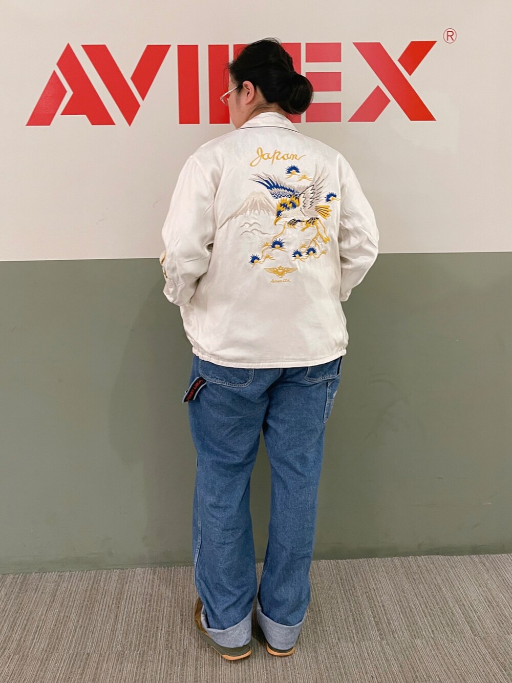 「スカジャン、ミリタリー、アメカジ、AVIREX、オレンジ、リバーシブル、休日スタイル、デニムパンツ、カラーコーデ、ペインターデニム」｜「AVIREXの《REBUILD COLLECTION》バーシティー ペインター パンツ /  VARSITY PAINTER PANTS（デニムパンツ、その他）」を使った、misiaさん（レディース・165cm）の春コーディネートの2枚目の写真
