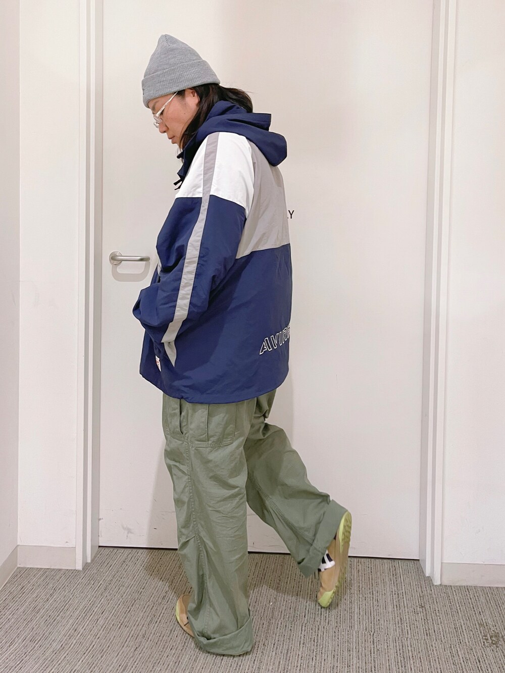 「ニットキャップ、ストリート、AVIREX、カーゴパンツ、休日スタイル、アノラックパーカー、カジュアルコーデ、ラクチンコーデ、ルーズシルエット、秋アウター」｜「AVIREXのLIGHT COTTON FATIGUE PANTS / ライトコットン ファティーグ パンツ / AVIREX / アヴィレックス（カーゴパンツ、グリーン系）」を使った、misiaさん（レディース・165cm）の秋コーディネートの2枚目の写真