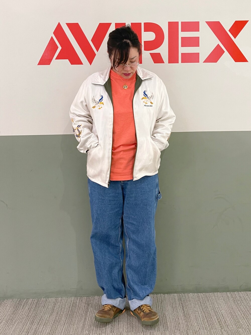 「スカジャン、ミリタリー、アメカジ、AVIREX、オレンジ、リバーシブル、休日スタイル、デニムパンツ、カラーコーデ、ペインターデニム」｜「AVIREXの《REBUILD COLLECTION》バーシティー ペインター パンツ /  VARSITY PAINTER PANTS（デニムパンツ、その他）」を使った、misiaさん（レディース・165cm）の春コーディネートの3枚目の写真