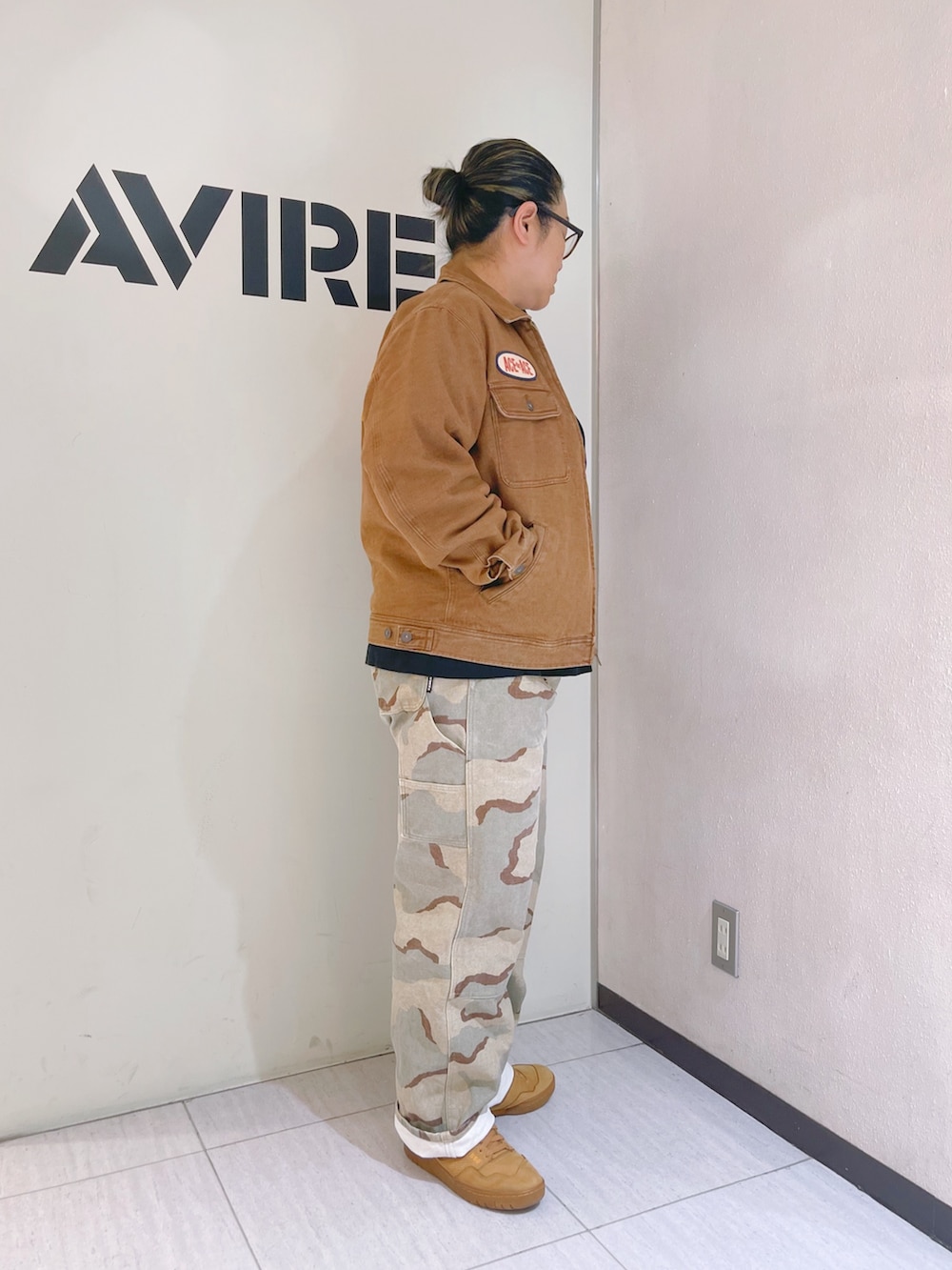 ベージュ系のその他パンツ、ブラック系のTシャツ/カットソー、ブラウン系のデニムジャケットを着用したレディースの秋コーディネートの2枚目の写真