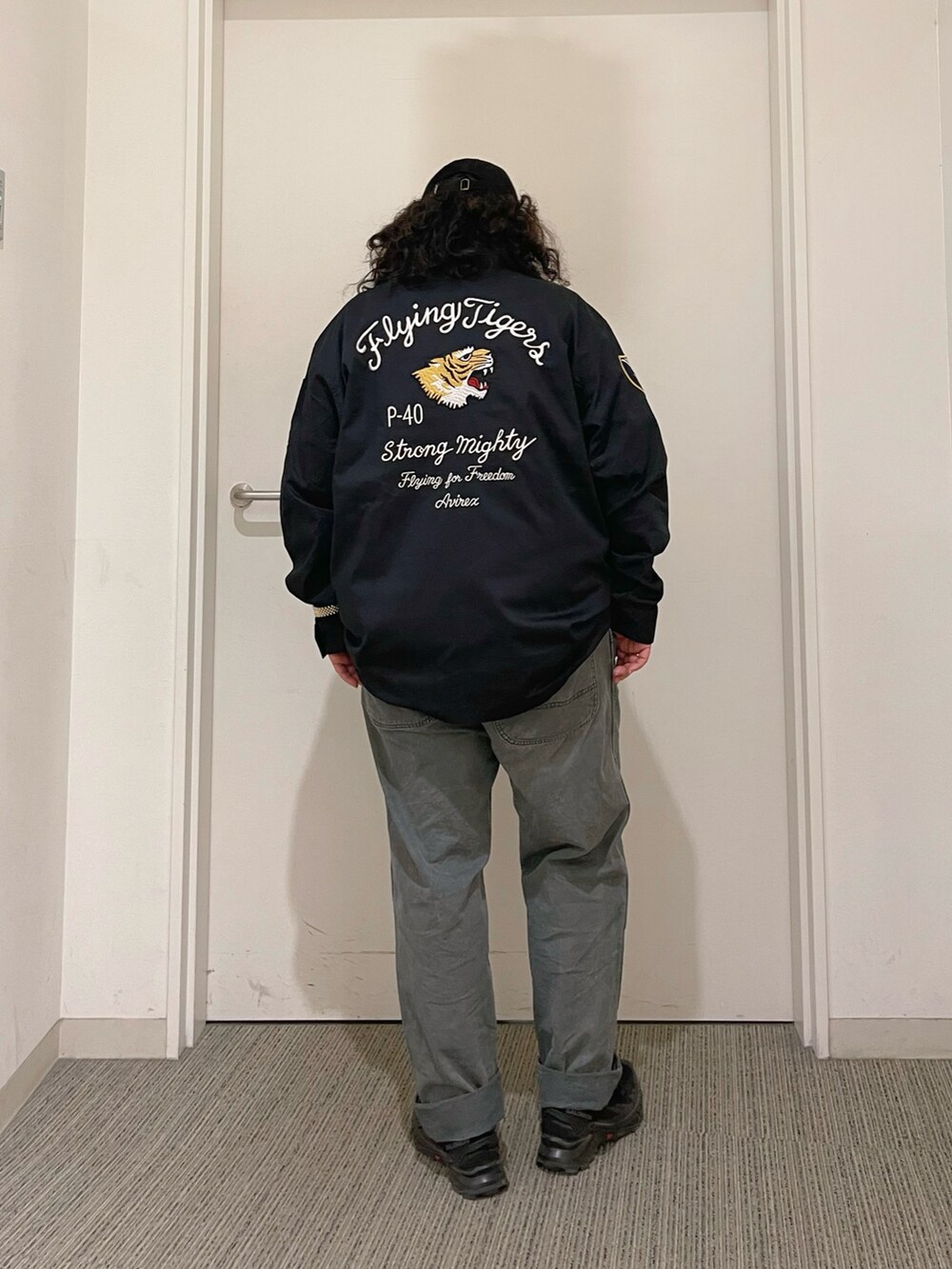 ブラック系のその他パンツ、ブラック系のシャツ/ブラウス、ブラック系のキャップを着用したレディースの夏コーディネートの2枚目の写真