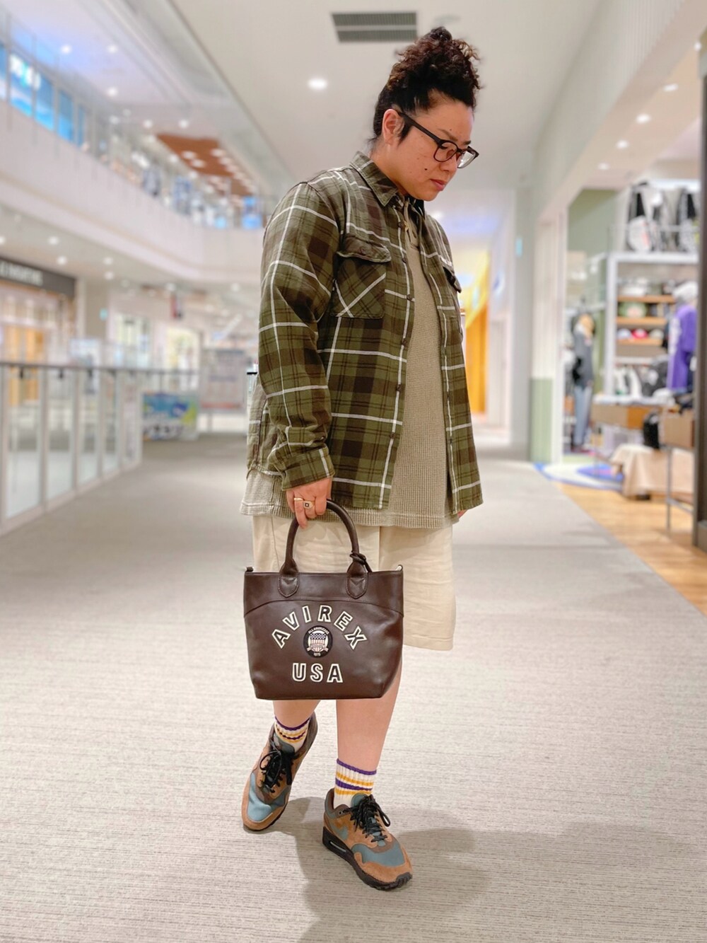「トートバッグ、チェックシャツ、ナチュラル、AVIREX、レザーバッグ、楽チンコーデ、新作コーデ、ミニトート、varsity、秋服準備はじめました」｜「AVIREXの《直営店限定》バーシティー レザー ミニ トートバッグ/VARSITY LEATHER MINI TOTE BAG/AVX5626（トートバッグ、ブラウン系）」を使った、misiaさん（レディース・165cm）の夏コーディネートの2枚目の写真