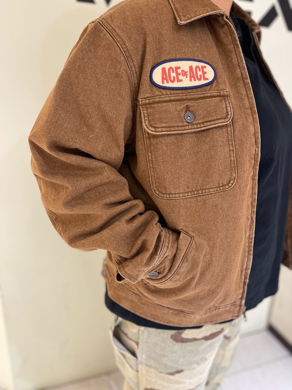 ベージュ系のその他パンツ、ブラック系のTシャツ/カットソー、ブラウン系のデニムジャケットを着用したレディースの秋コーディネートの5枚目の写真