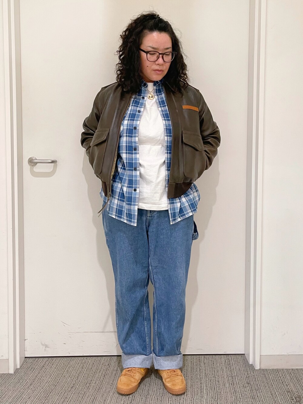 その他のデニムパンツ、ブルー系のシャツ/ブラウス、ブラウン系のミリタリージャケットを着用したレディースの冬コーディネートの2枚目の写真