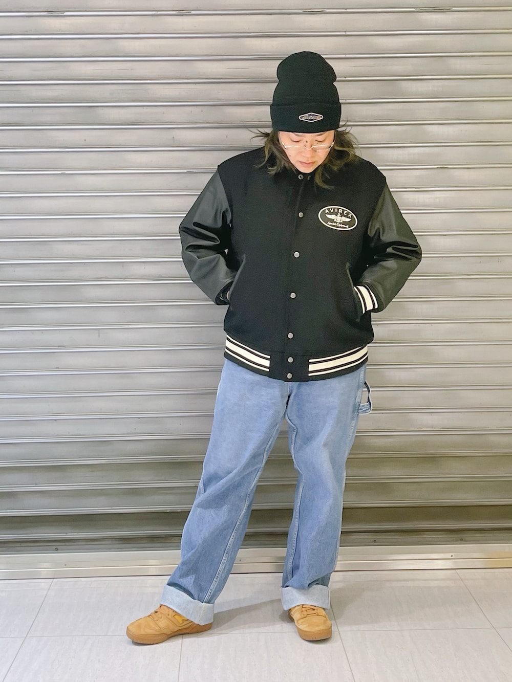 その他のデニムパンツ、ブラック系のスタジャン、ブラック系のニットキャップ/ビーニーを着用したレディースの冬コーディネートの3枚目の写真