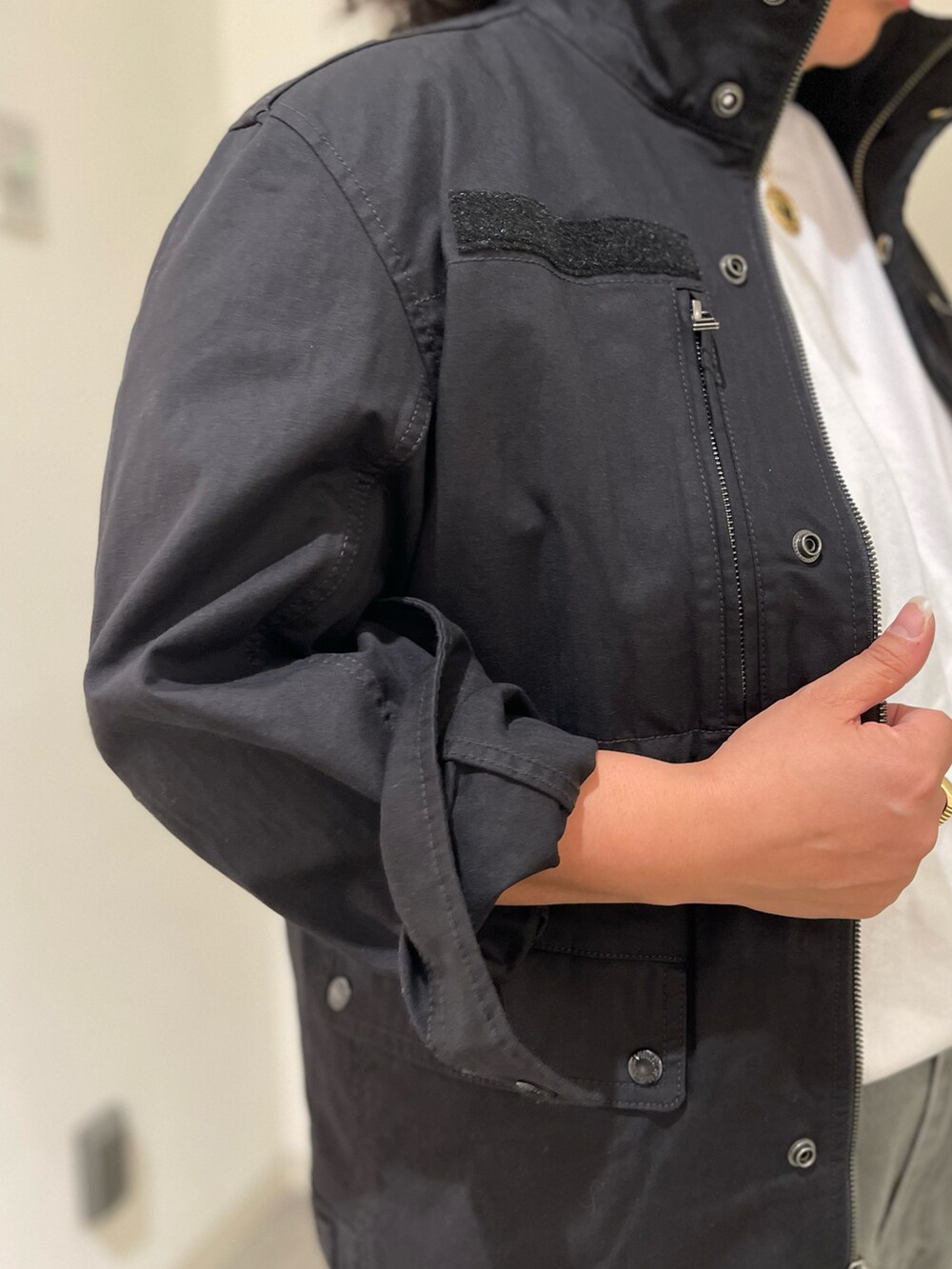 ブラック系のその他パンツ、ブラック系のシャツ/ブラウス、ブラック系のキャップを着用したレディースの夏コーディネートの4枚目の写真