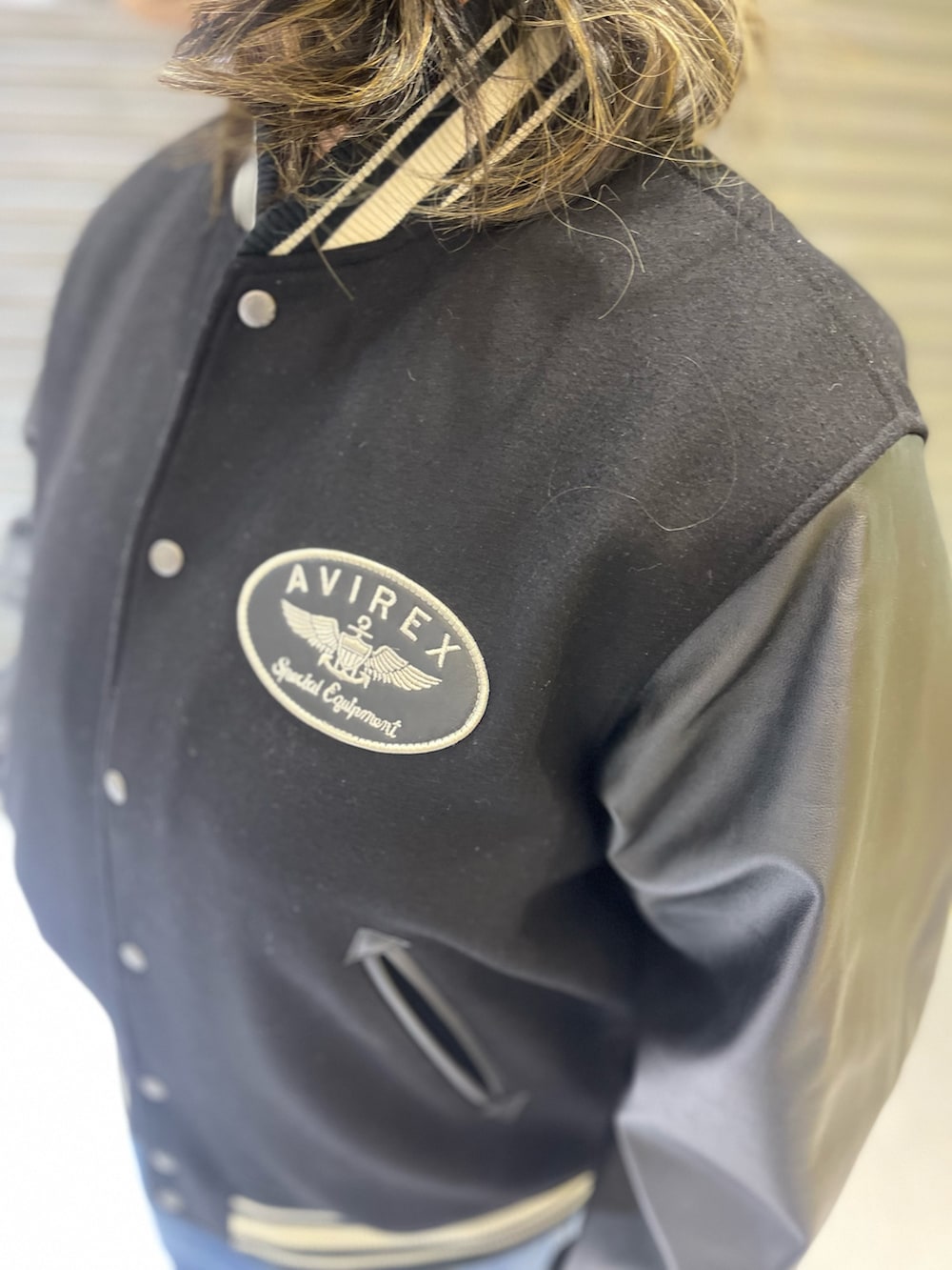 その他のデニムパンツ、ブラック系のスタジャン、ブラック系のニットキャップ/ビーニーを着用したレディースの冬コーディネートの6枚目の写真