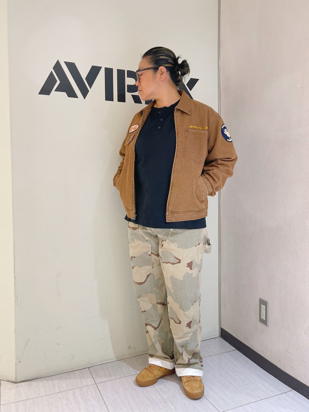 ベージュ系のその他パンツ、ブラック系のTシャツ/カットソー、ブラウン系のデニムジャケットを着用したレディースの秋コーディネートの3枚目の写真