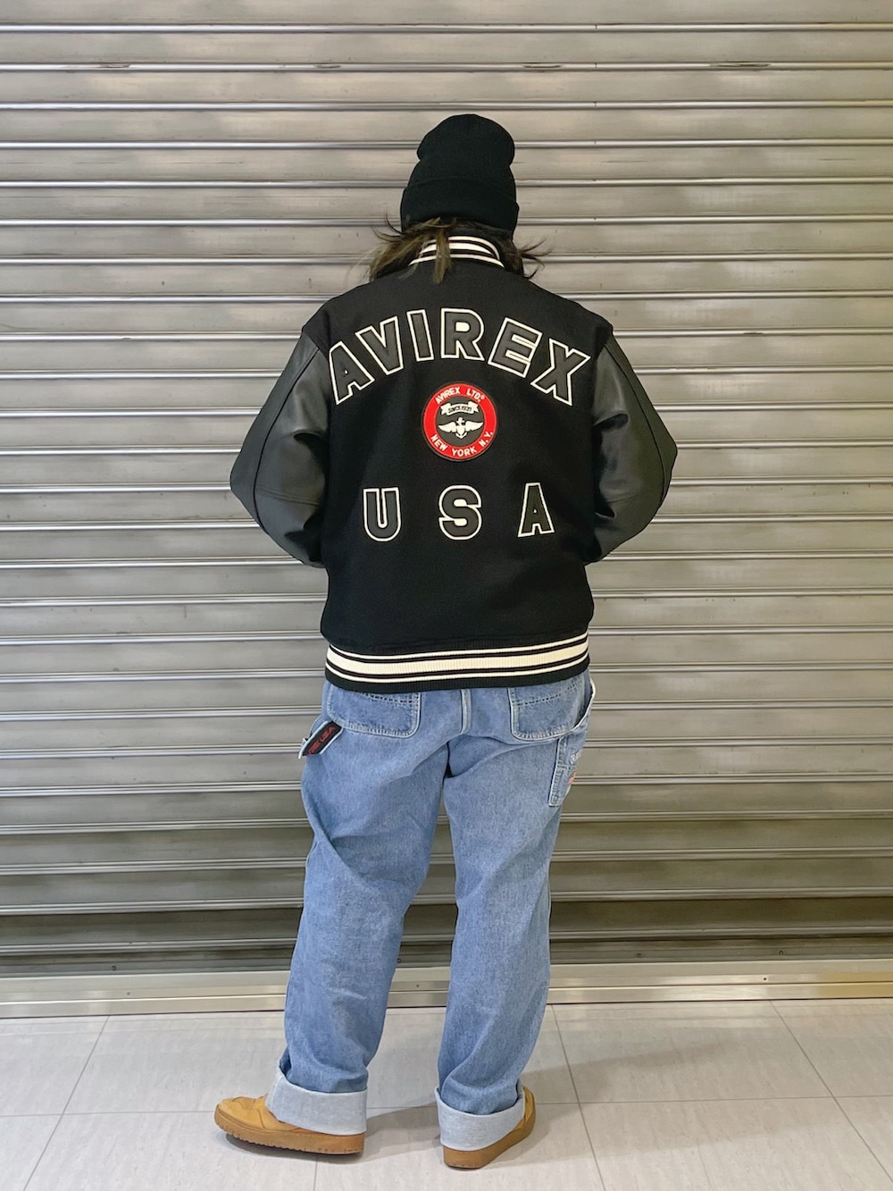 その他のデニムパンツ、ブラック系のスタジャン、ブラック系のニットキャップ/ビーニーを着用したレディースの冬コーディネートの2枚目の写真