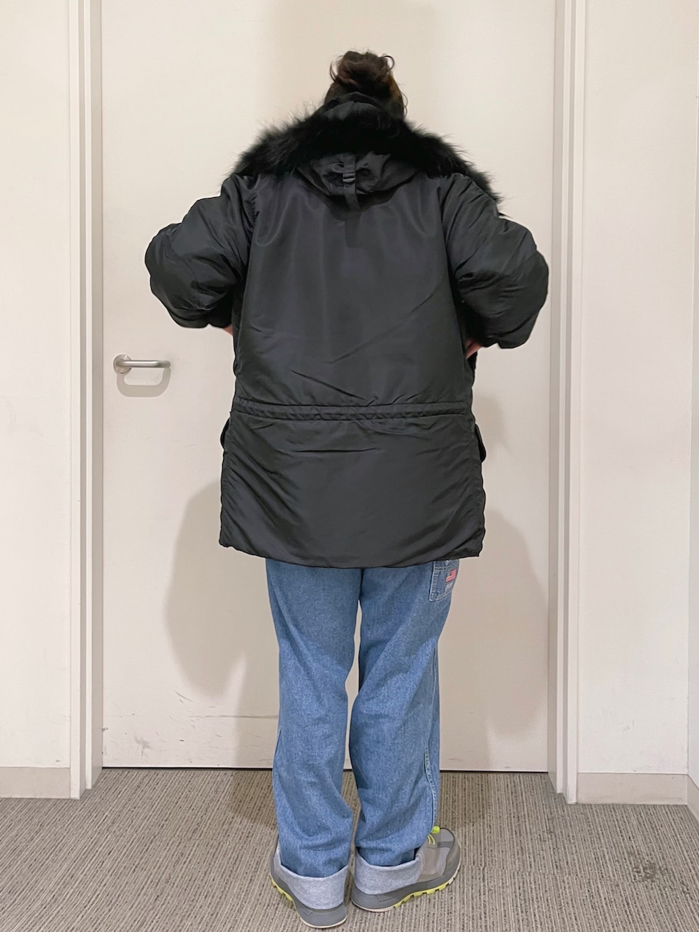 「アメカジ、vintage、AVIREX、N-3B、フライトジャケット、休日スタイル、デニムパンツ、カジュアルコーデ、オトナカジュアル、フユコーデ」｜「AVIREXの《REBUILD COLLECTION》バーシティー ペインター パンツ /  VARSITY PAINTER PANTS（デニムパンツ、その他）」を使った、misiaさん（レディース・165cm）の秋コーディネートの3枚目の写真