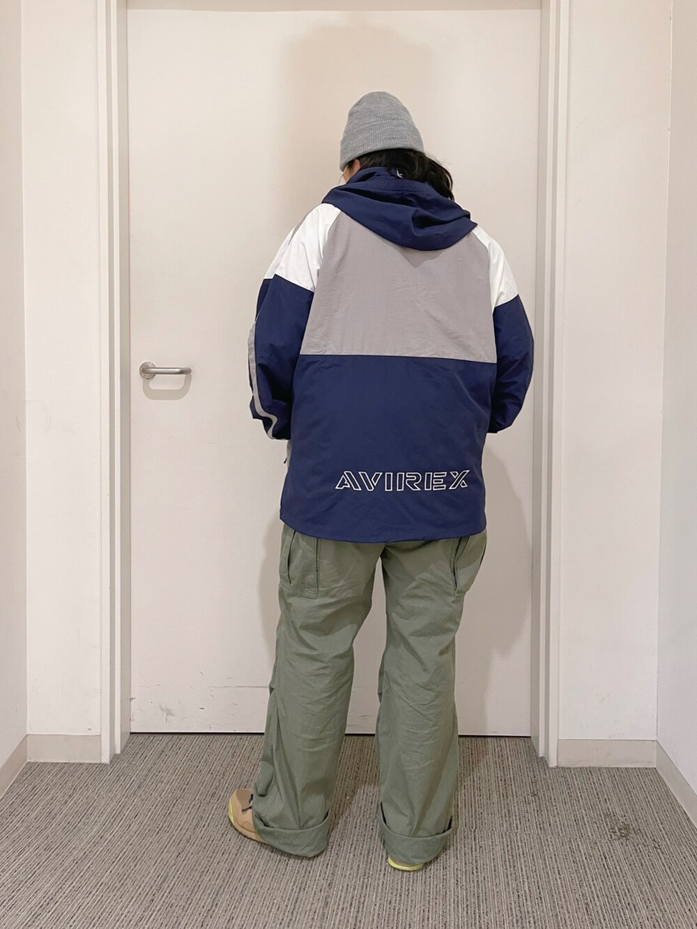 「ニットキャップ、ストリート、AVIREX、カーゴパンツ、休日スタイル、アノラックパーカー、カジュアルコーデ、ラクチンコーデ、ルーズシルエット、秋アウター」｜「AVIREXのLIGHT COTTON FATIGUE PANTS / ライトコットン ファティーグ パンツ / AVIREX / アヴィレックス（カーゴパンツ、グリーン系）」を使った、misiaさん（レディース・165cm）の秋コーディネートの3枚目の写真