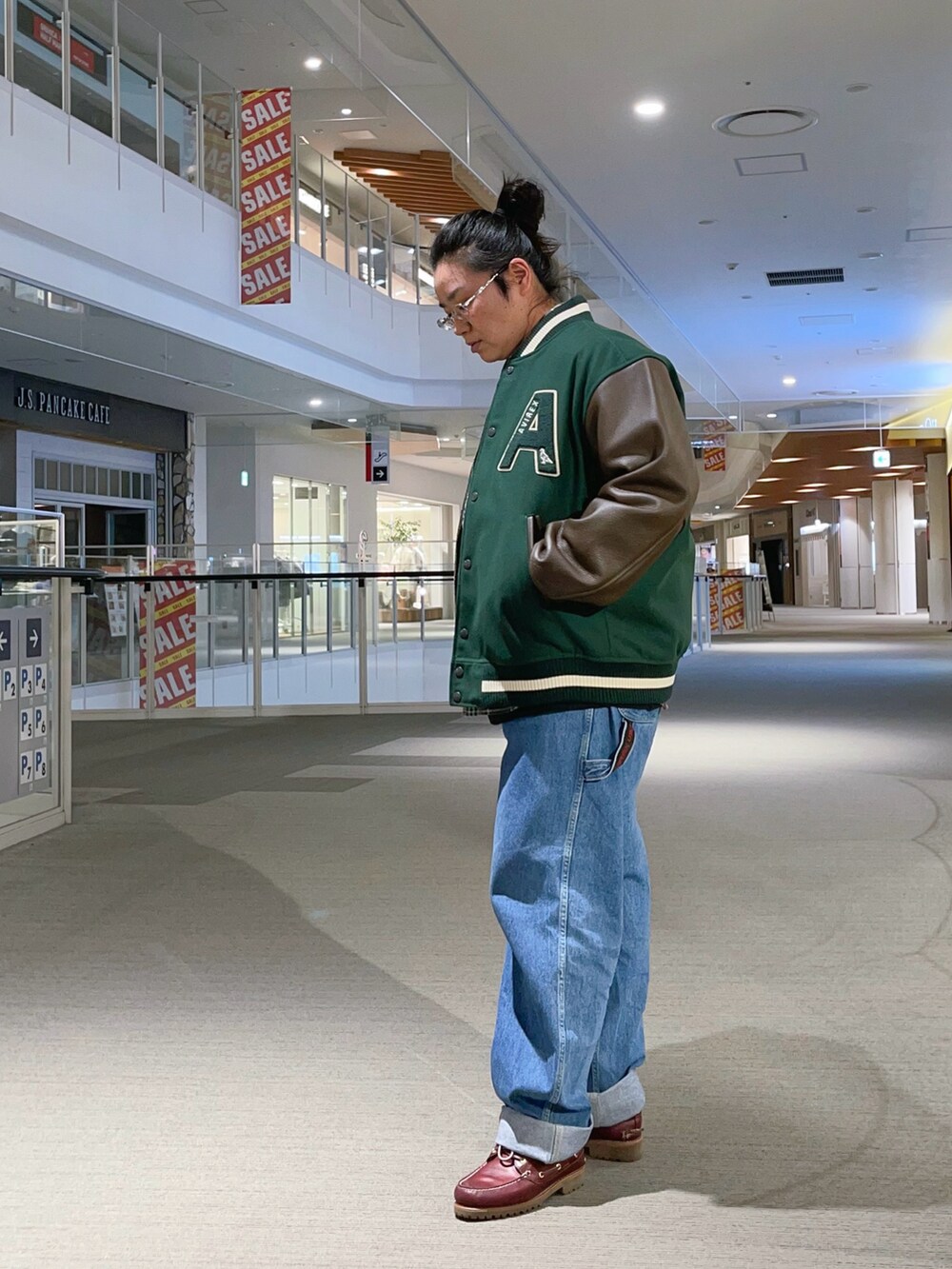 その他のデニムパンツ、ブラウン系のシャツ/ブラウス、グリーン系のスタジャンを着用したレディースの冬コーディネートの2枚目の写真