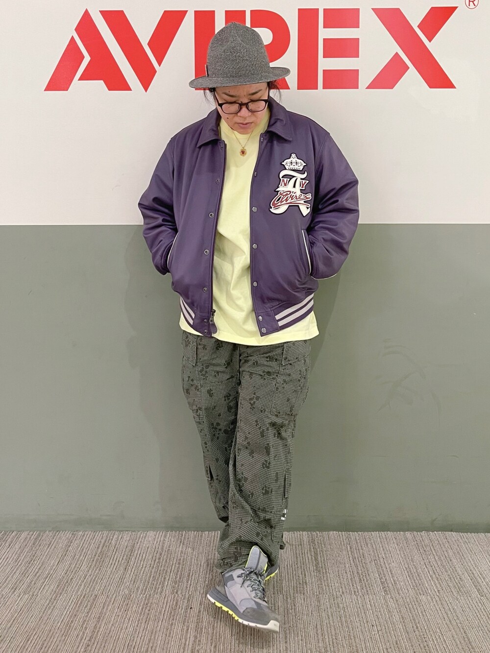 その他のカーゴパンツ、その他のTシャツ/カットソー、パープル系のスタジャンを着用したレディースの夏コーディネートの2枚目の写真