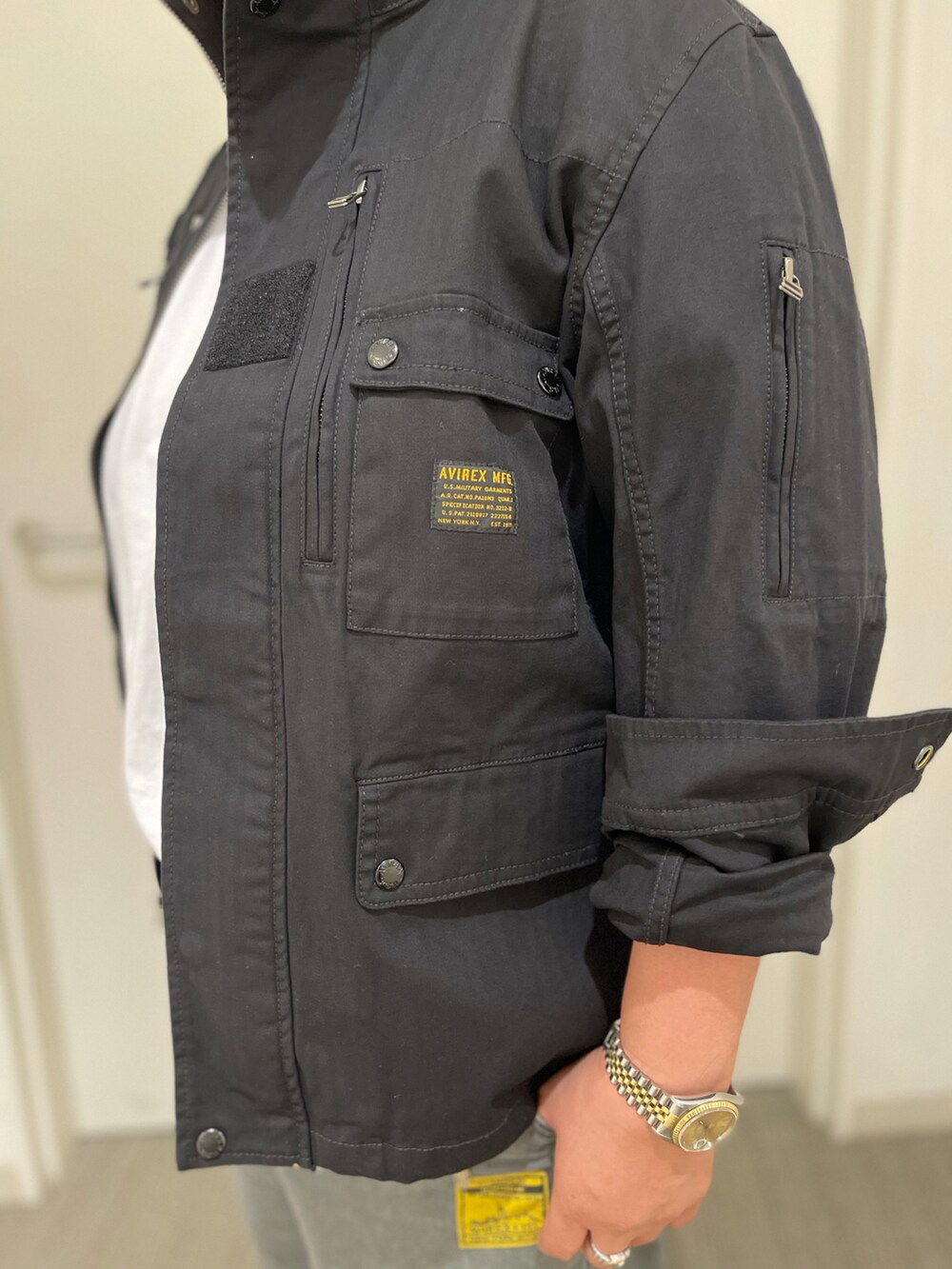 ブラック系のその他パンツ、ブラック系のシャツ/ブラウス、ブラック系のキャップを着用したレディースの夏コーディネートの3枚目の写真