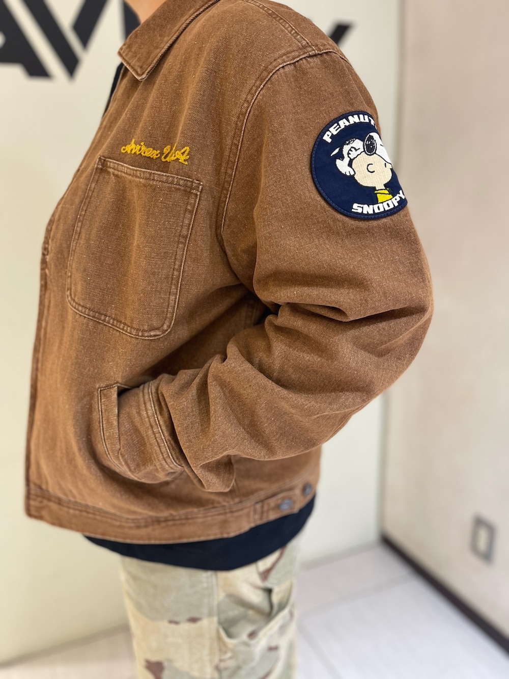 ベージュ系のその他パンツ、ブラック系のTシャツ/カットソー、ブラウン系のデニムジャケットを着用したレディースの秋コーディネートの6枚目の写真