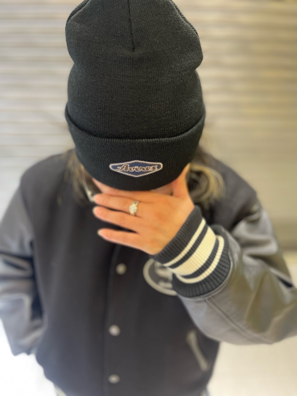 その他のデニムパンツ、ブラック系のスタジャン、ブラック系のニットキャップ/ビーニーを着用したレディースの冬コーディネートの7枚目の写真