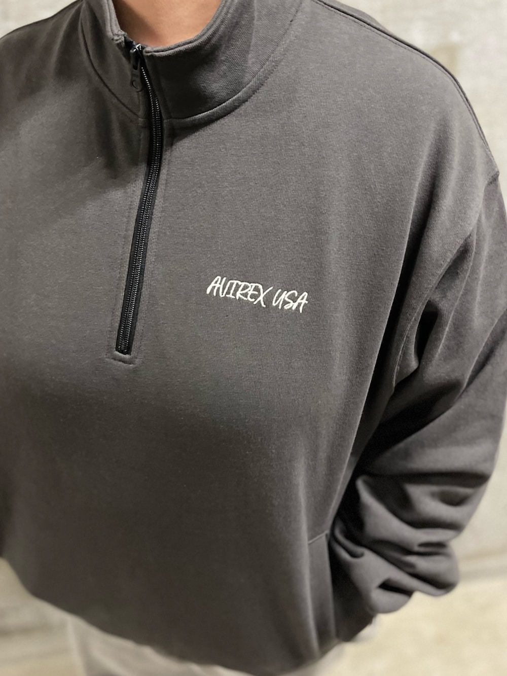 「AVIREX、ハーフジップ、スウェット、デニムパンツ、ペインター、アメカジ、ストリート、カジュアル、ラフコーデ、ラフスタイル」｜「AVIREXのVARSITY PAINTER PANTS / バーシティー ペインター パンツ / AVIREX / アヴィレックス（デニムパンツ、ブラック系）」を使った、misiaさん（レディース・165cm）の夏コーディネートの3枚目の写真
