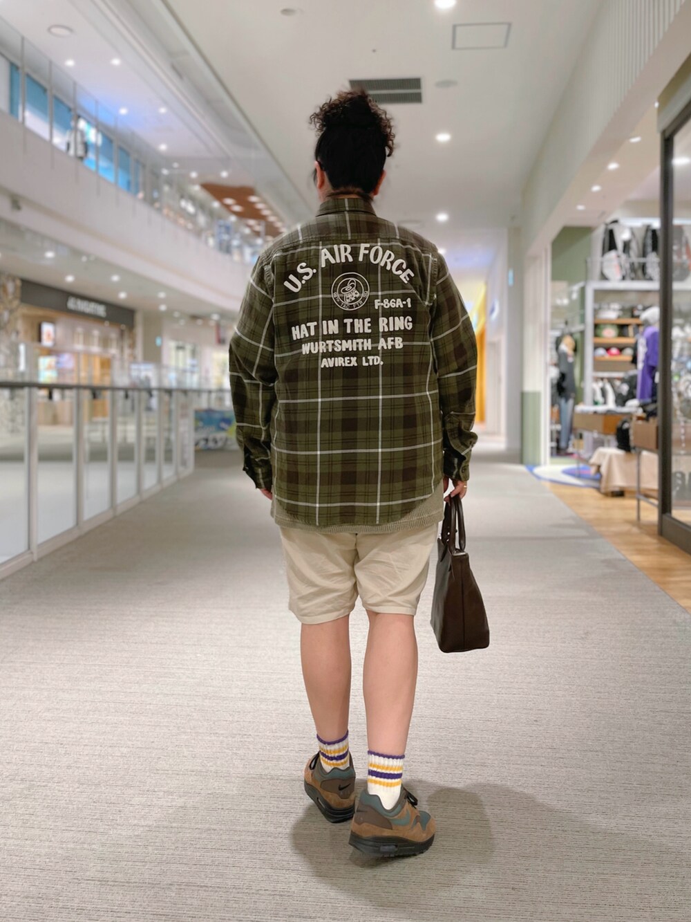「トートバッグ、チェックシャツ、ナチュラル、AVIREX、レザーバッグ、楽チンコーデ、新作コーデ、ミニトート、varsity、秋服準備はじめました」｜「AVIREXの《直営店限定》バーシティー レザー ミニ トートバッグ/VARSITY LEATHER MINI TOTE BAG/AVX5626（トートバッグ、ブラウン系）」を使った、misiaさん（レディース・165cm）の夏コーディネートの3枚目の写真