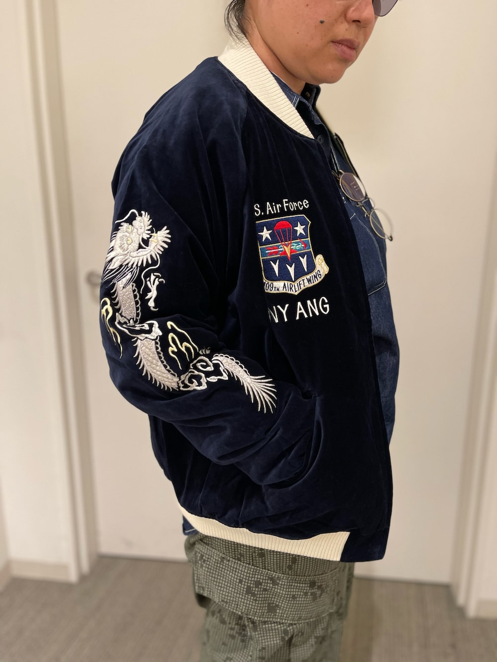 「スカジャン、アメカジ、カモフラ、AVIREX、オーバーサイズ、リバーシブル、カーゴパンツ、カジュアルコーデ、ルーズシルエット、秋コーデ」｜「AVIREXの《COLLECTION》AIR NATIONAL GUARD 8POCKET CARGO PANTS / エアーナショナルガード 8ポケット カーゴ パンツ / AVIREX / アヴィレックス（カーゴパンツ、その他）」を使った、misiaさん（レディース・165cm）の秋コーディネートの3枚目の写真