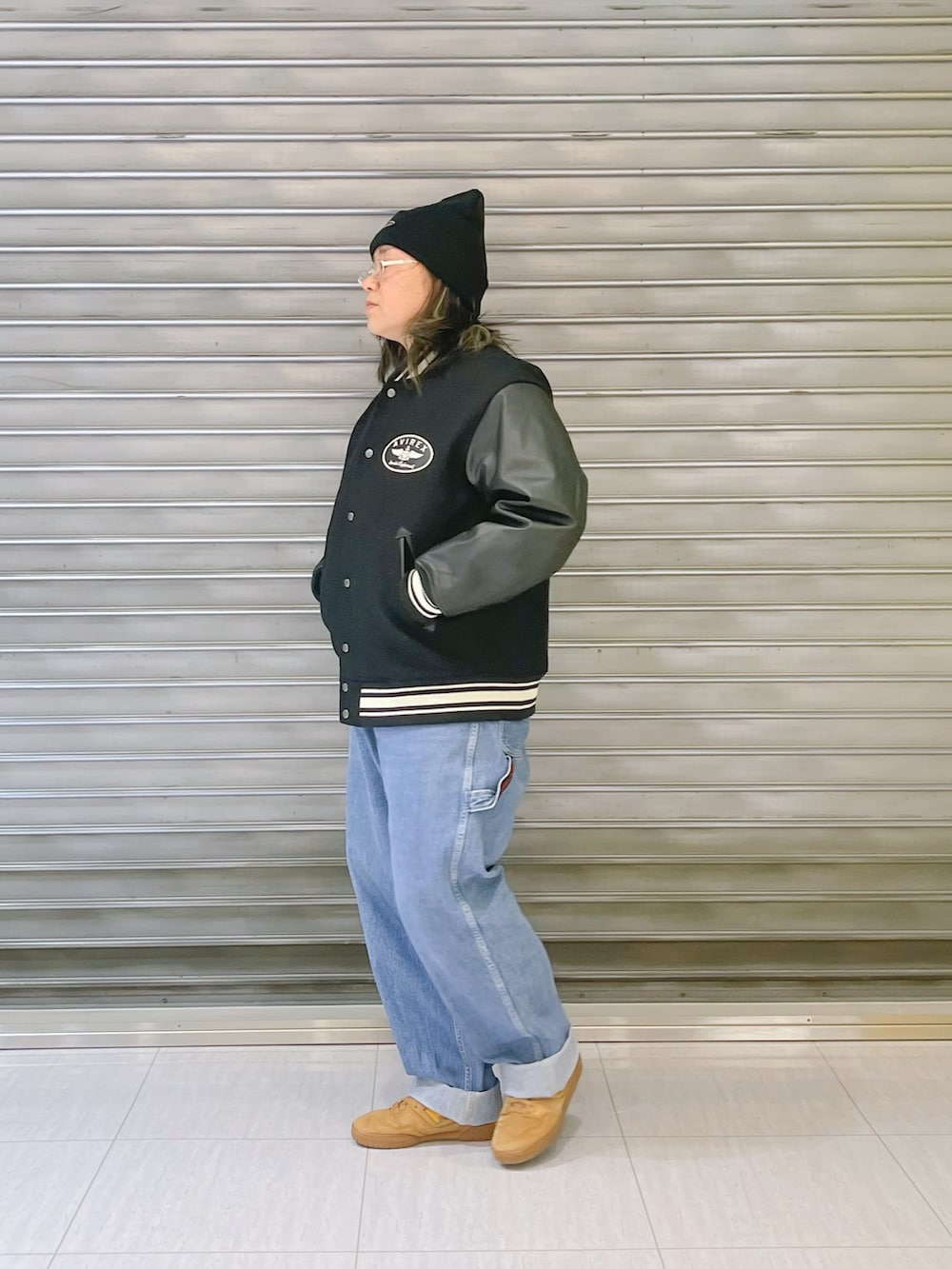 その他のデニムパンツ、ブラック系のスタジャン、ブラック系のニットキャップ/ビーニーを着用したレディースの冬コーディネートの4枚目の写真