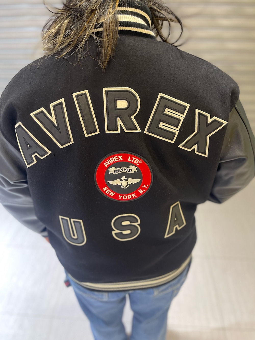 その他のデニムパンツ、ブラック系のスタジャン、ブラック系のニットキャップ/ビーニーを着用したレディースの冬コーディネートの5枚目の写真