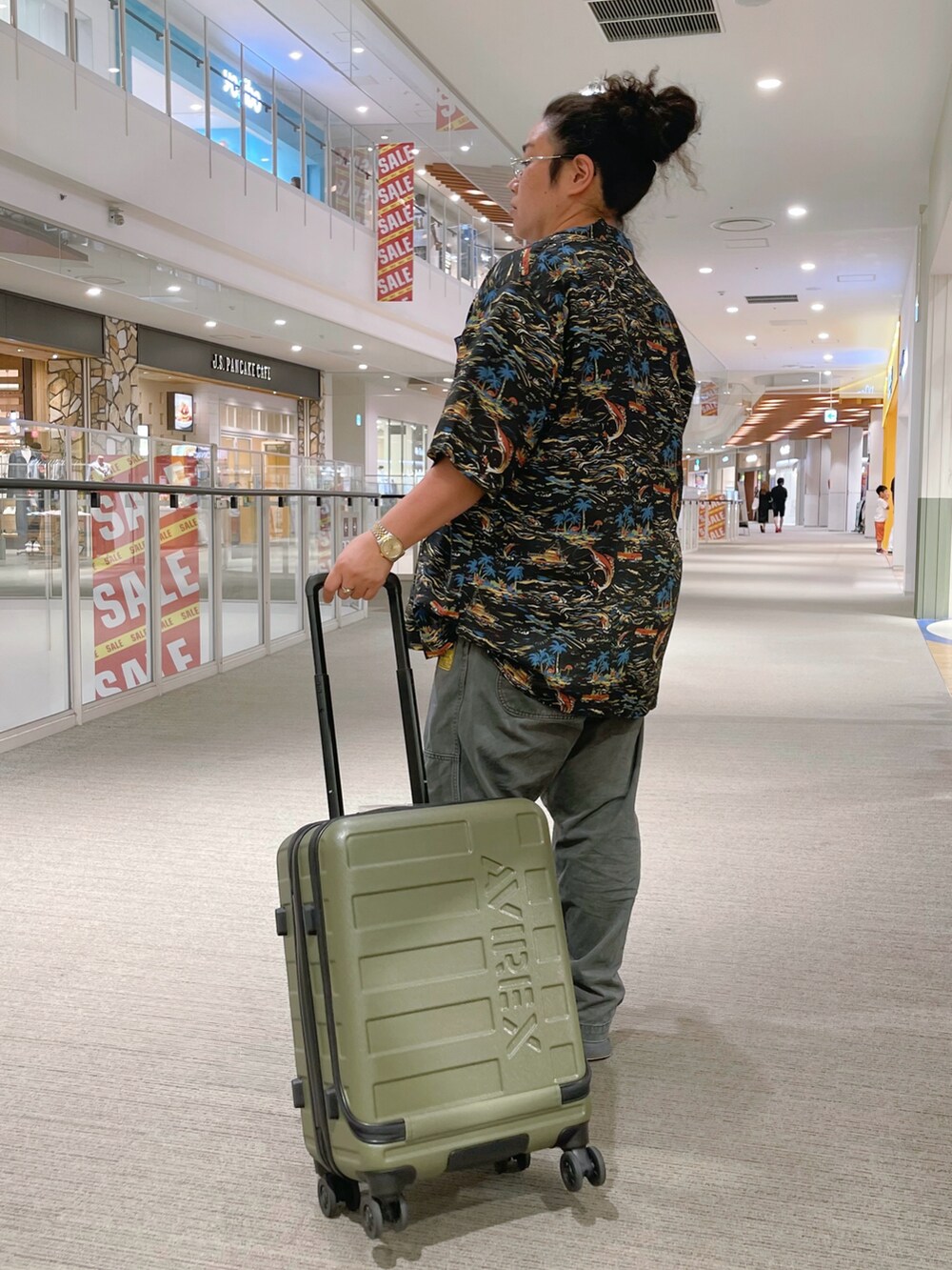 「カジュアル、アメカジ、AVIREX、SCHOTT、キャリーケース、楽チンコーデ、夏コーデ、アロハシャツ、旅行コーデ、夏ファッション」｜「AVIREXのPIGMENT UTILITY EASY PANTS / ピグメント ユーティリティ イージーパンツ / AVIREX / アヴィレックス（その他パンツ、ブラック系）」を使った、misiaさん（レディース・165cm）の夏コーディネートの2枚目の写真