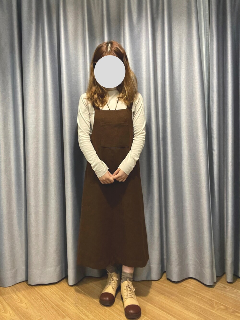 ブラウン系のニット/セーターを着用したレディースの冬コーディネートの2枚目の写真