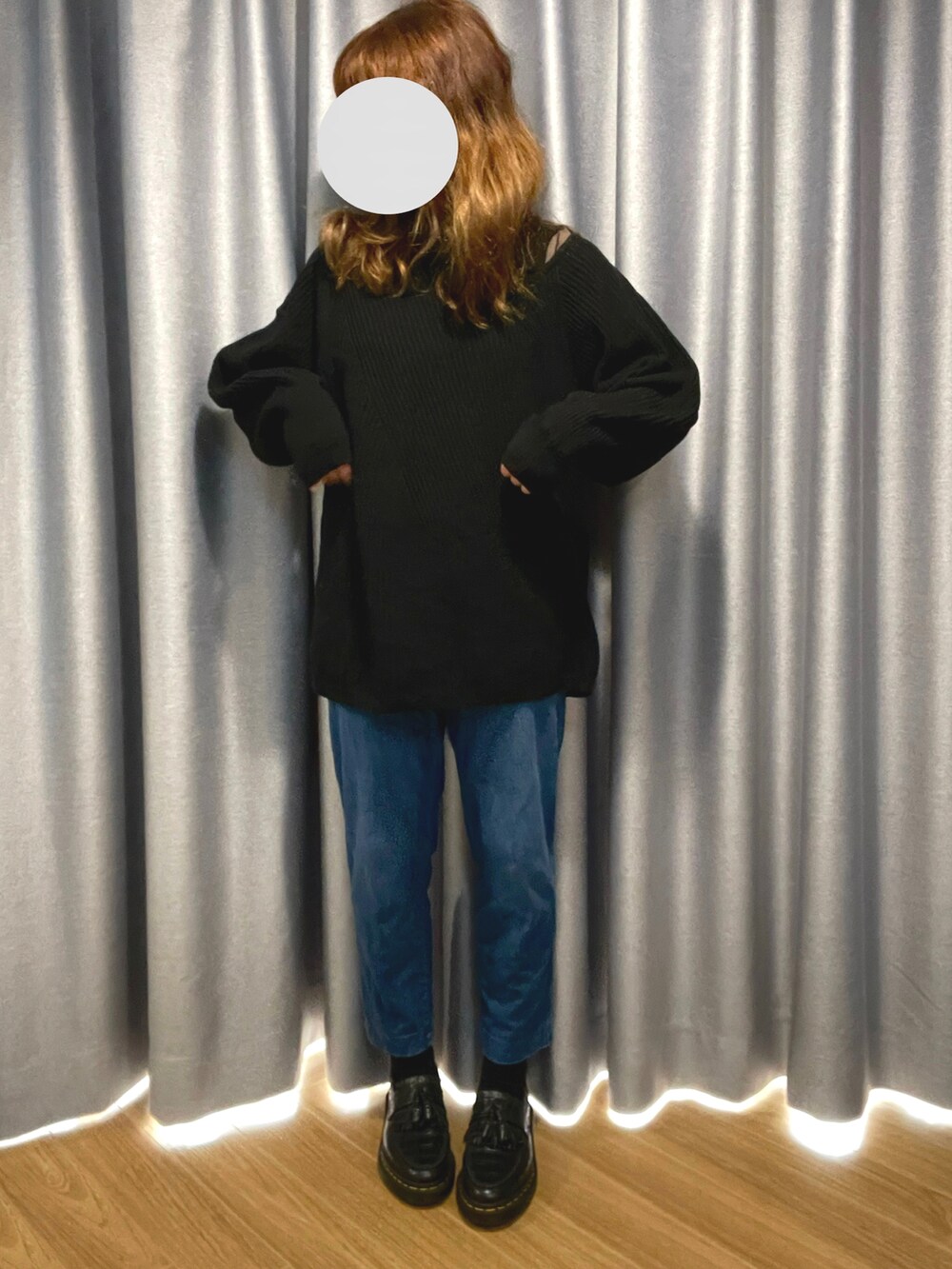 ブラック系のローファー、ブルー系のチノパンツ、ブラック系のニット/セーターを着用したレディースの冬コーディネートの2枚目の写真