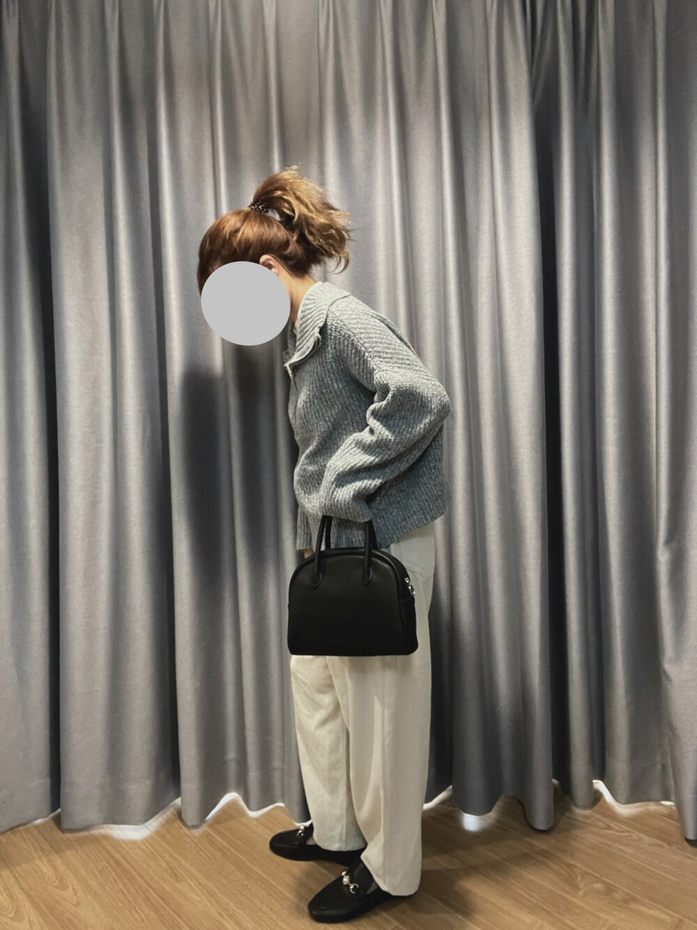 ホワイト系のチノパンツ、グレー系のTシャツ/カットソーを着用したレディースの冬コーディネートの2枚目の写真