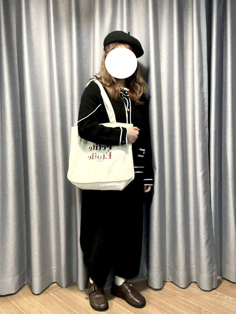 ホワイト系のトートバッグを着用したレディースの冬コーディネートの2枚目の写真