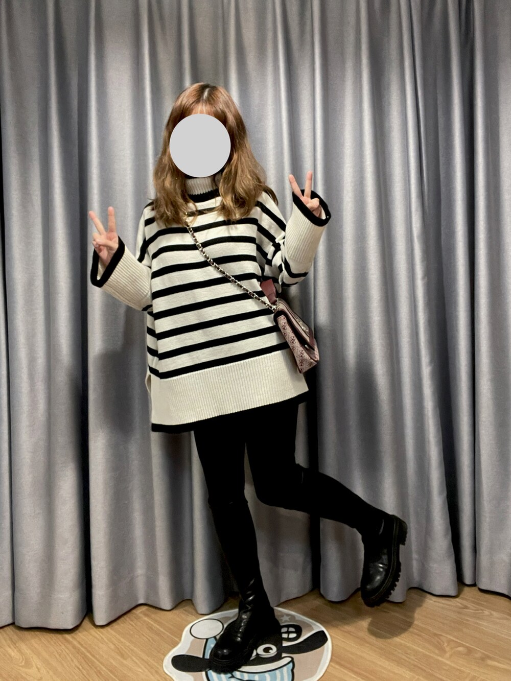 「ootd、休闲、黑白搭配、black、通勤穿搭、基础款」｜「GuessのGUESS VINTAGE CONVERTIBLE SHOULDER BAG（ショルダーバッグ、レッド系）」を使った、daboox2さん（レディース・158cm）の冬コーディネートの2枚目の写真