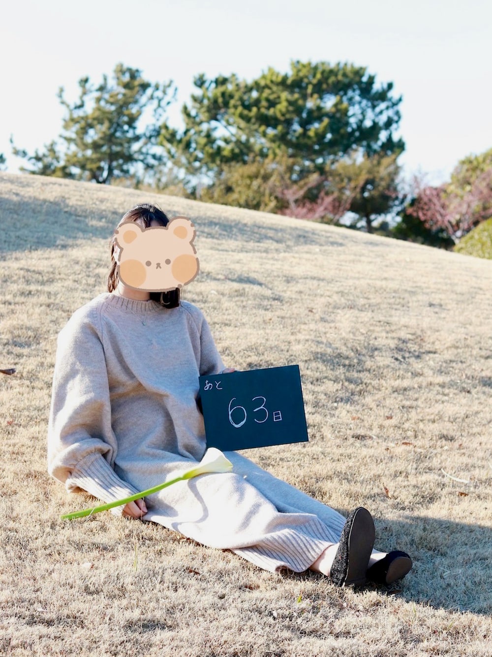 ベージュ系のワンピース、ブラック系のパンプスを着用したレディースの冬コーディネートの3枚目の写真