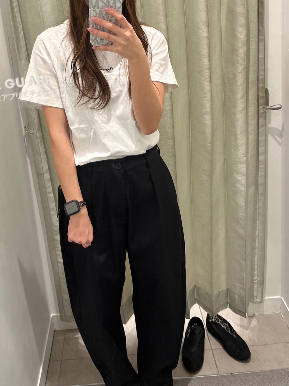 ホワイト系のTシャツ/カットソー、ブラック系のパンツ、ブラック系のパンプスを着用したレディースの夏コーディネートの2枚目の写真