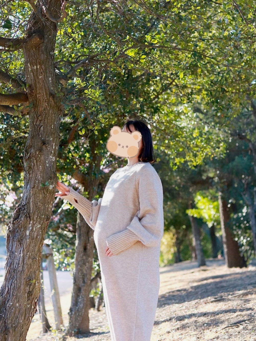 ベージュ系のワンピース、ブラック系のパンプスを着用したレディースの冬コーディネートの2枚目の写真