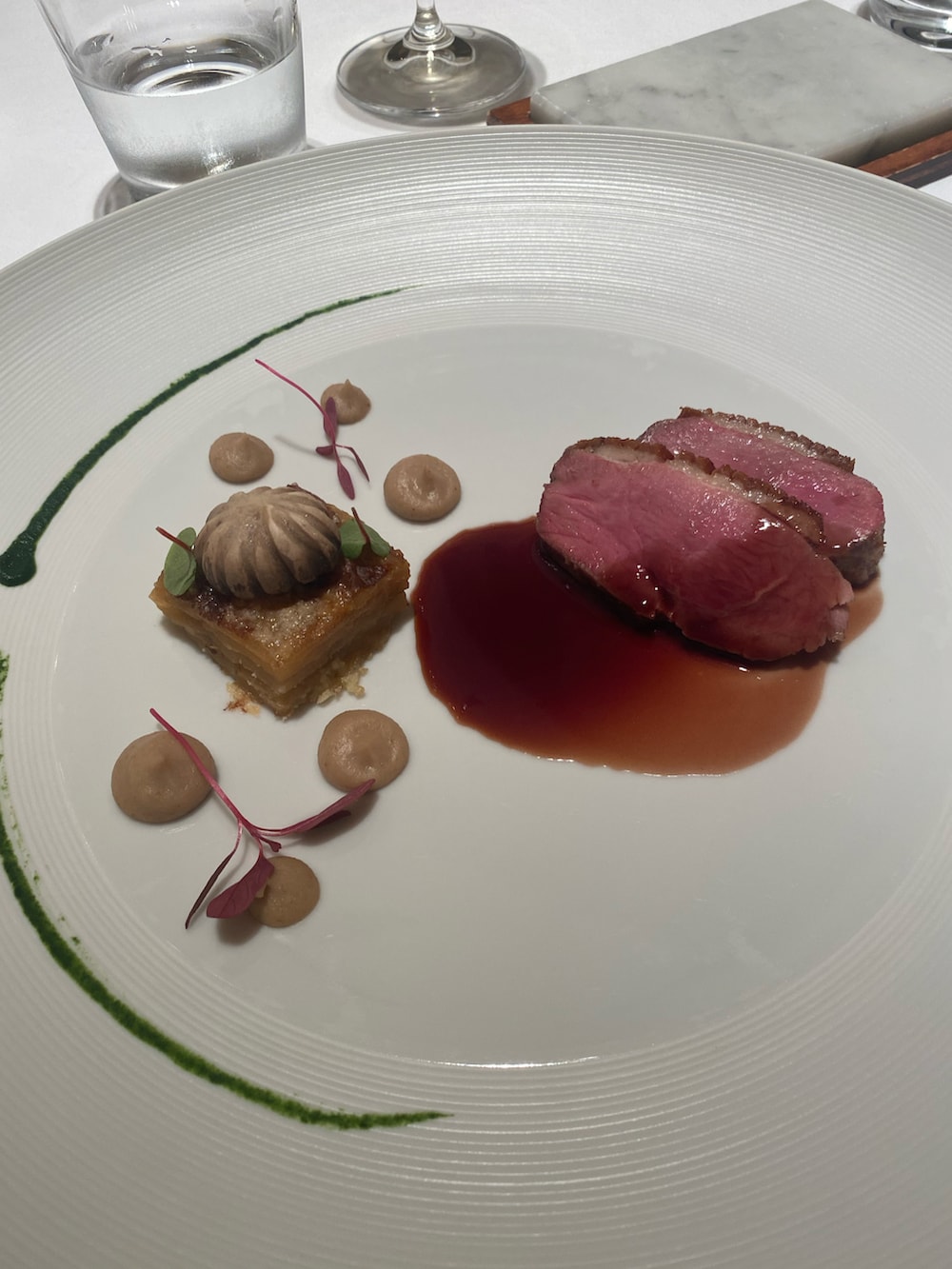 ブルー系のセットアップ、イエロー系のスニーカー、ホワイト系のソックス/靴下を着用したメンズの秋コーディネートの4枚目の写真