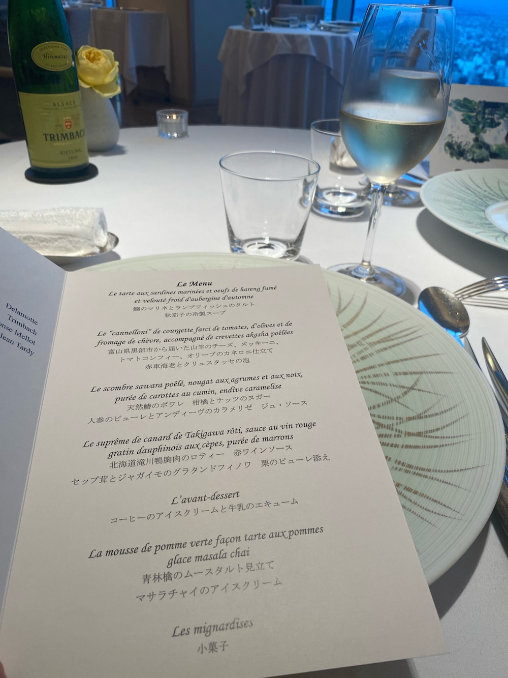 ブルー系のセットアップ、イエロー系のスニーカー、ホワイト系のソックス/靴下を着用したメンズの秋コーディネートの2枚目の写真