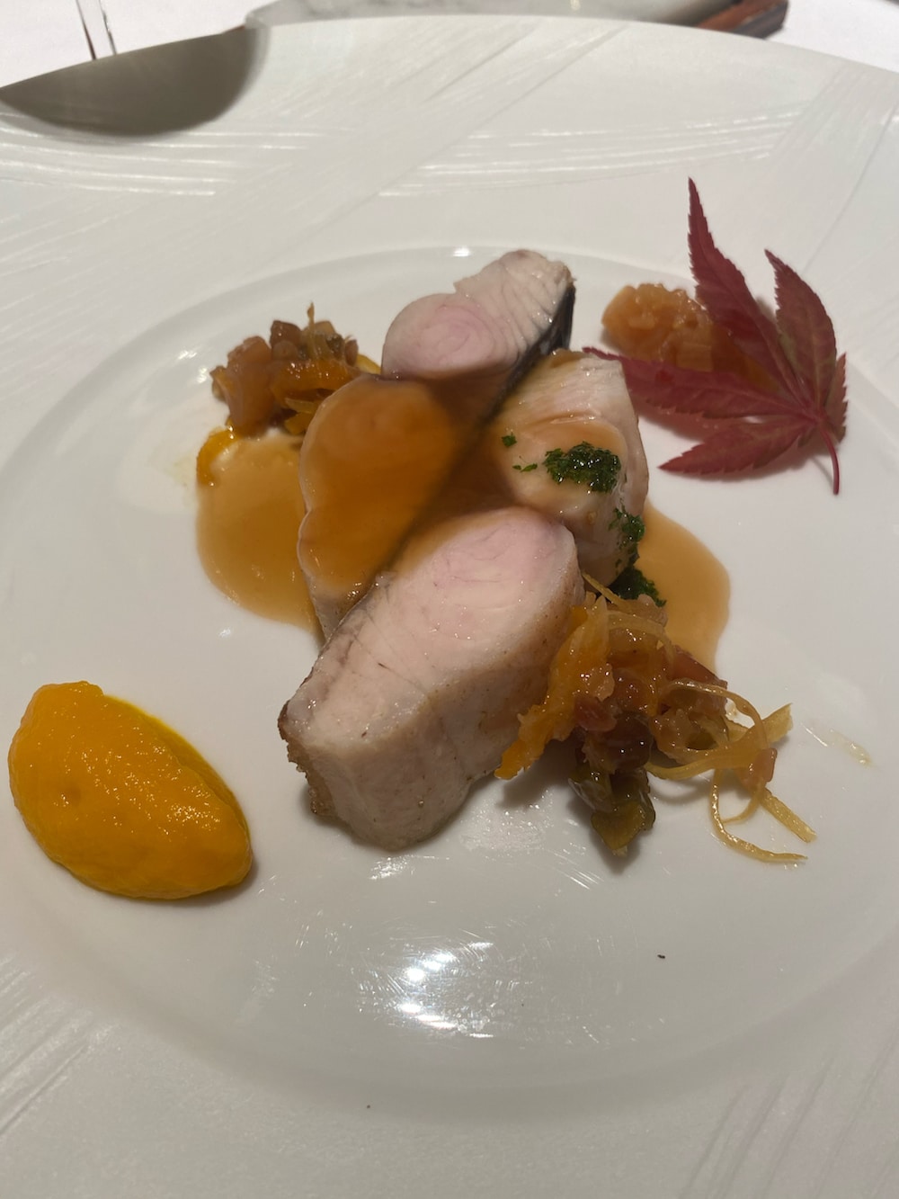 ブルー系のセットアップ、イエロー系のスニーカー、ホワイト系のソックス/靴下を着用したメンズの秋コーディネートの3枚目の写真