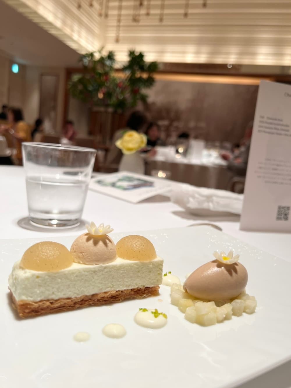 ブルー系のセットアップ、イエロー系のスニーカー、ホワイト系のソックス/靴下を着用したメンズの秋コーディネートの5枚目の写真