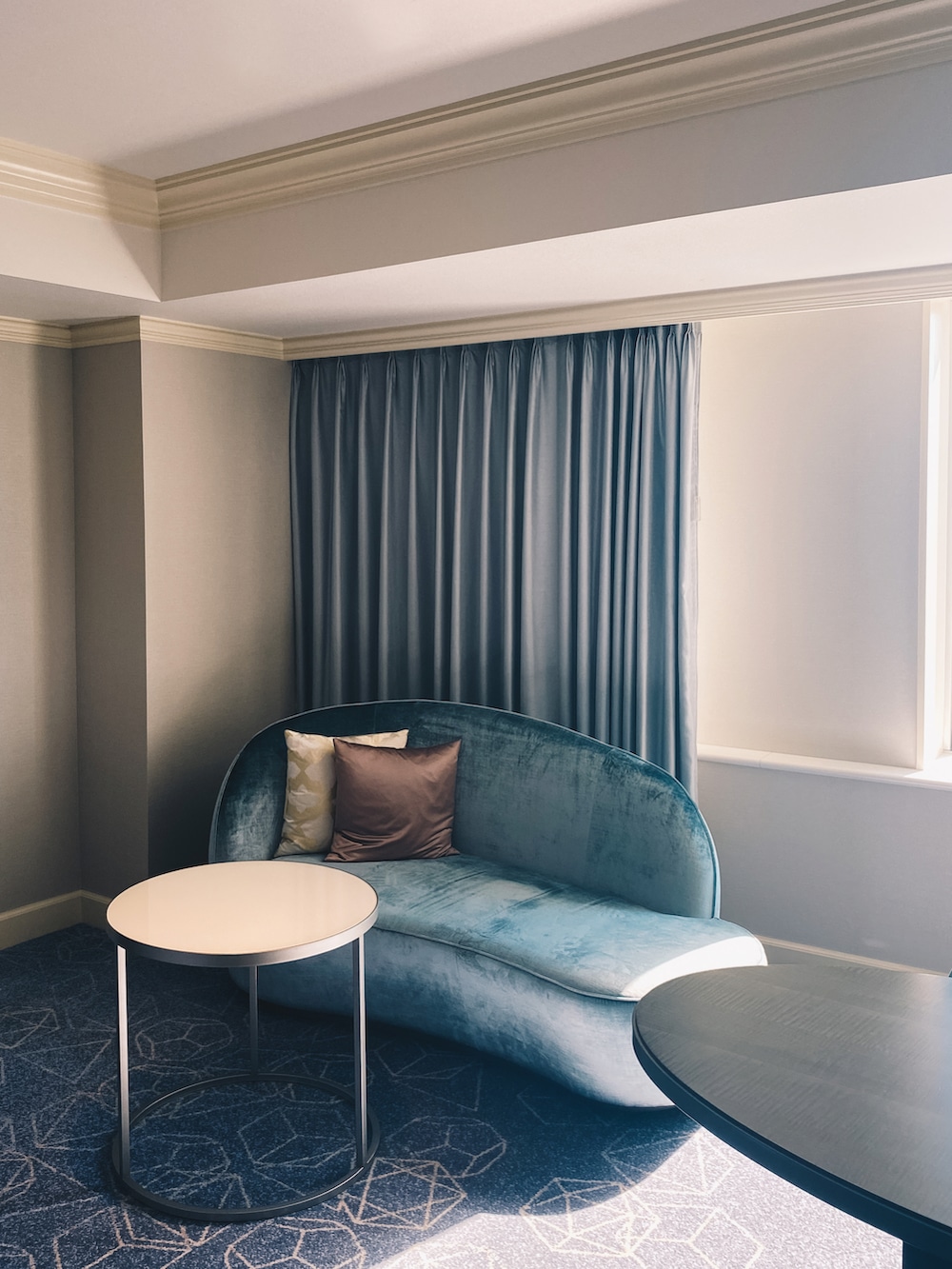 ブルー系のTシャツ/カットソー、ベージュ系のその他パンツ、ブラック系のドレスシューズを着用したメンズの夏コーディネートの2枚目の写真