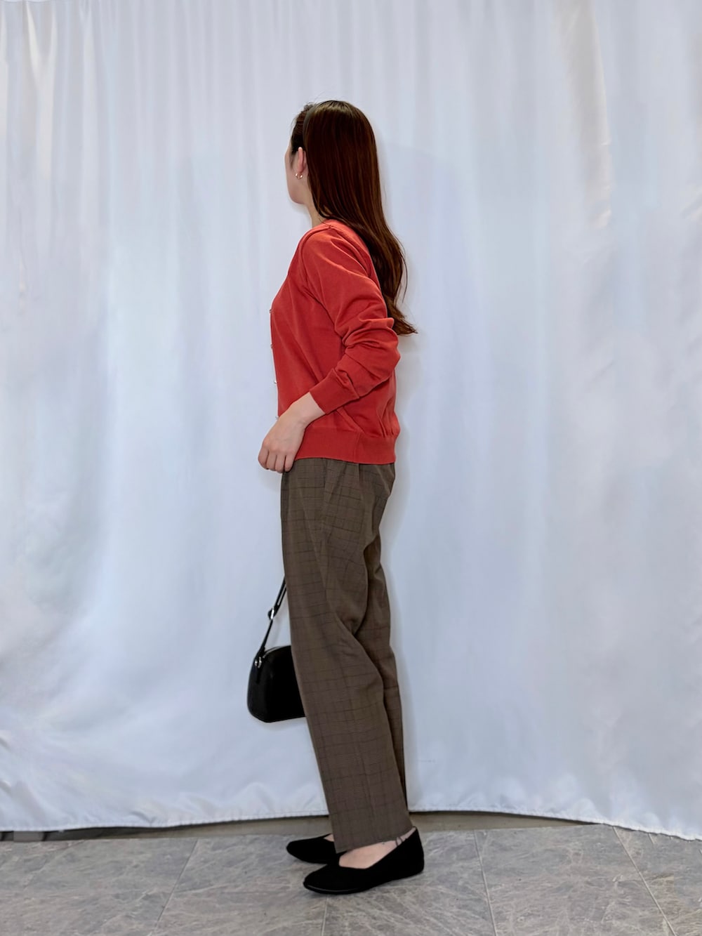 レッド系のカーディガン/ボレロ、ホワイト系のTシャツ/カットソー、ブラウン系のその他パンツを着用したレディースの秋コーディネートの4枚目の写真