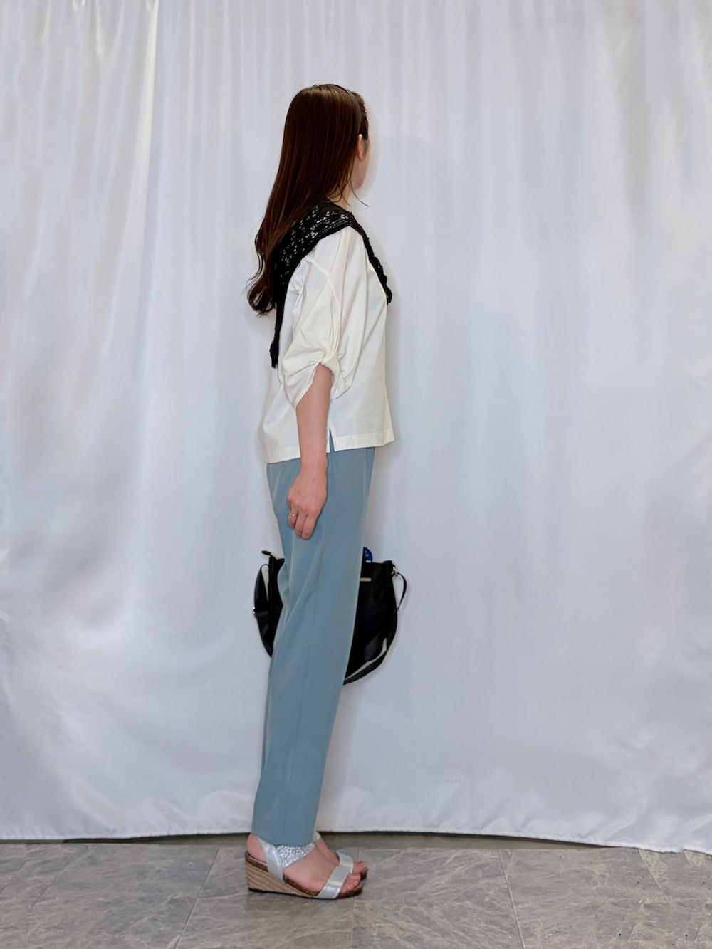 ホワイト系のTシャツ/カットソー、ブルー系のその他パンツ、シルバー系のサンダルを着用したレディースの夏コーディネートの4枚目の写真