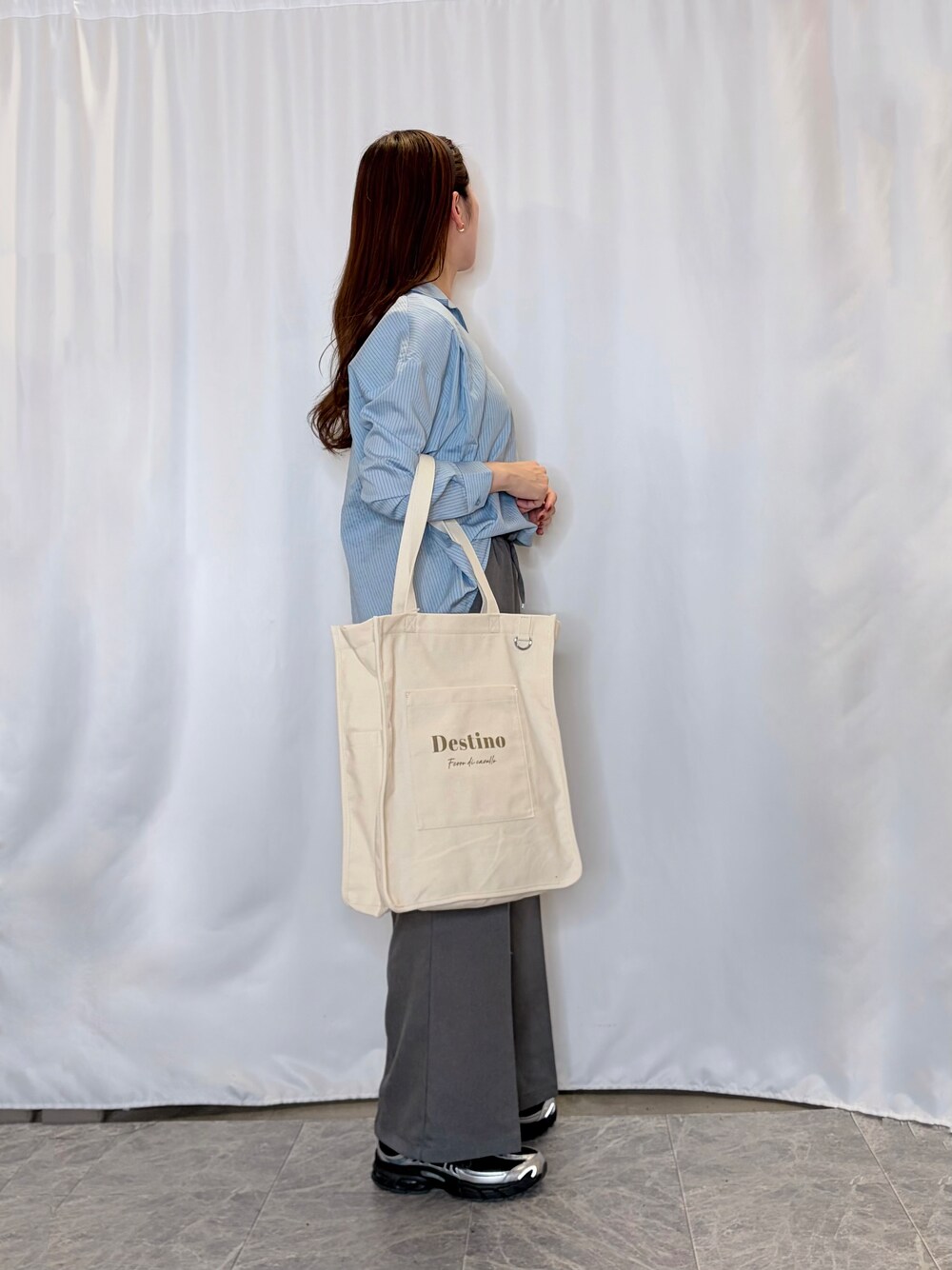 ブルー系のシャツ/ブラウス、ブラック系のタンクトップ、グレー系のその他パンツを着用したレディースの秋コーディネートの3枚目の写真