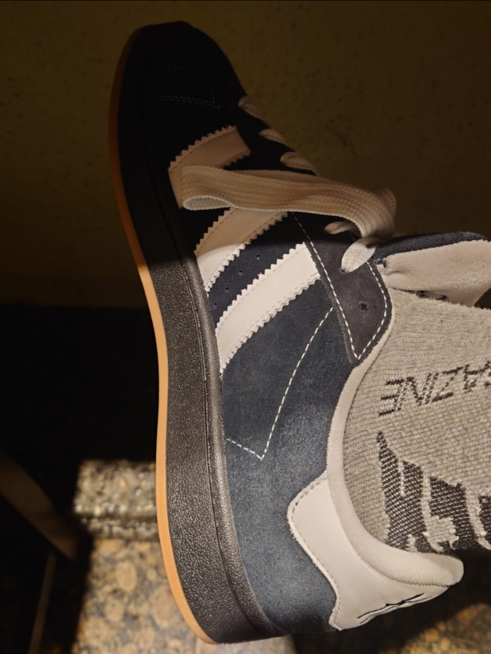 ブラック系のパンツ、ブラック系のスニーカー、グレー系のソックス/靴下を着用したメンズの秋コーディネートの2枚目の写真