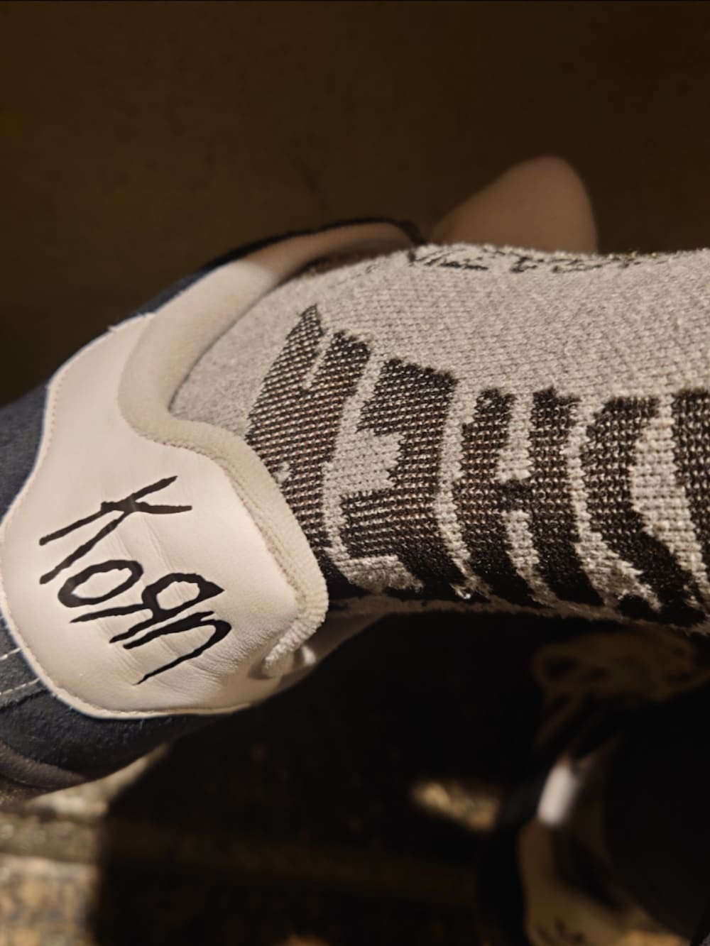 ブラック系のパンツ、ブラック系のスニーカー、グレー系のソックス/靴下を着用したメンズの秋コーディネートの3枚目の写真