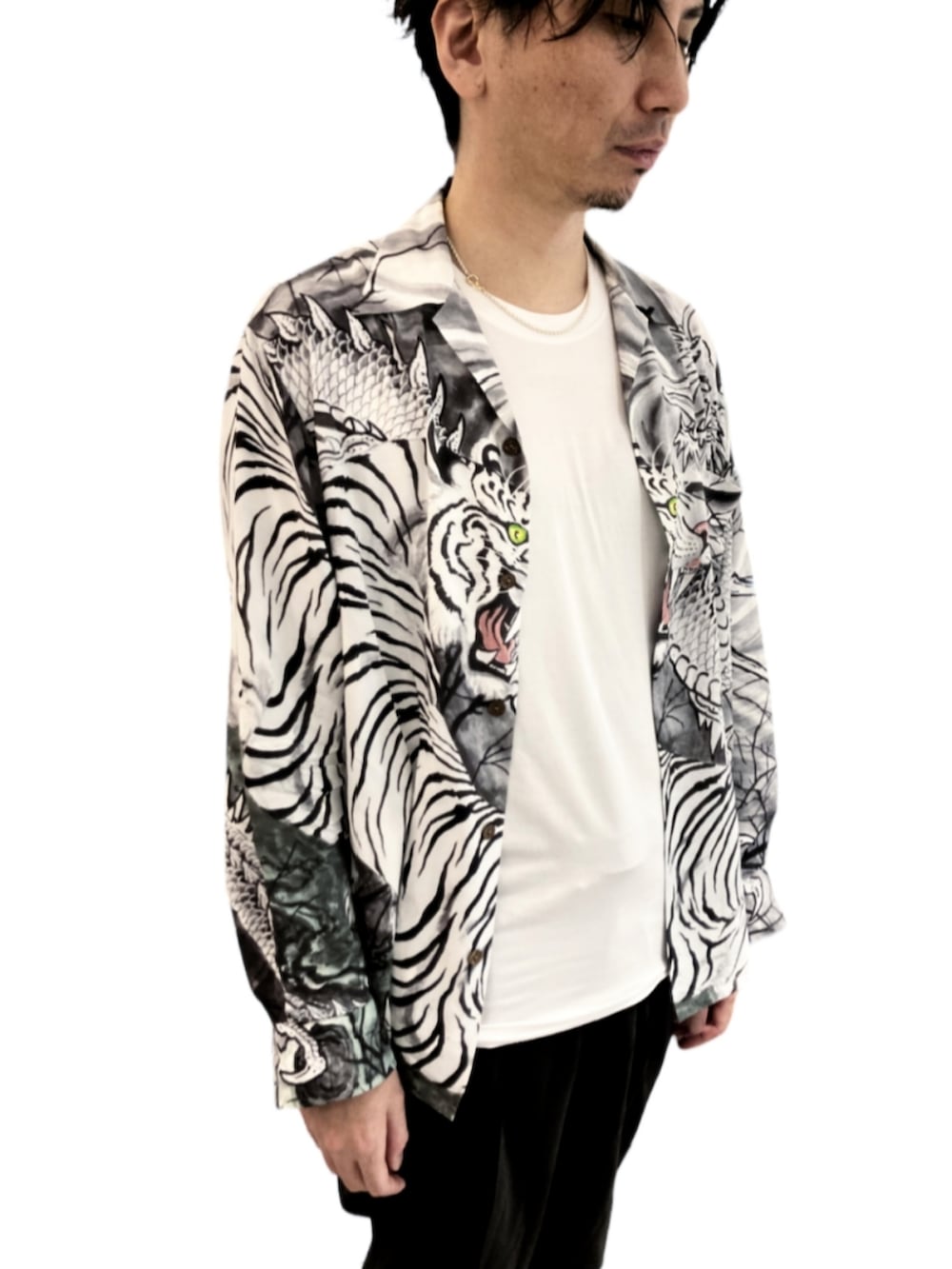 ホワイト系のシャツ/ブラウス、ブラック系のスラックス、シルバー系のネックレスを着用したメンズの春コーディネートの2枚目の写真